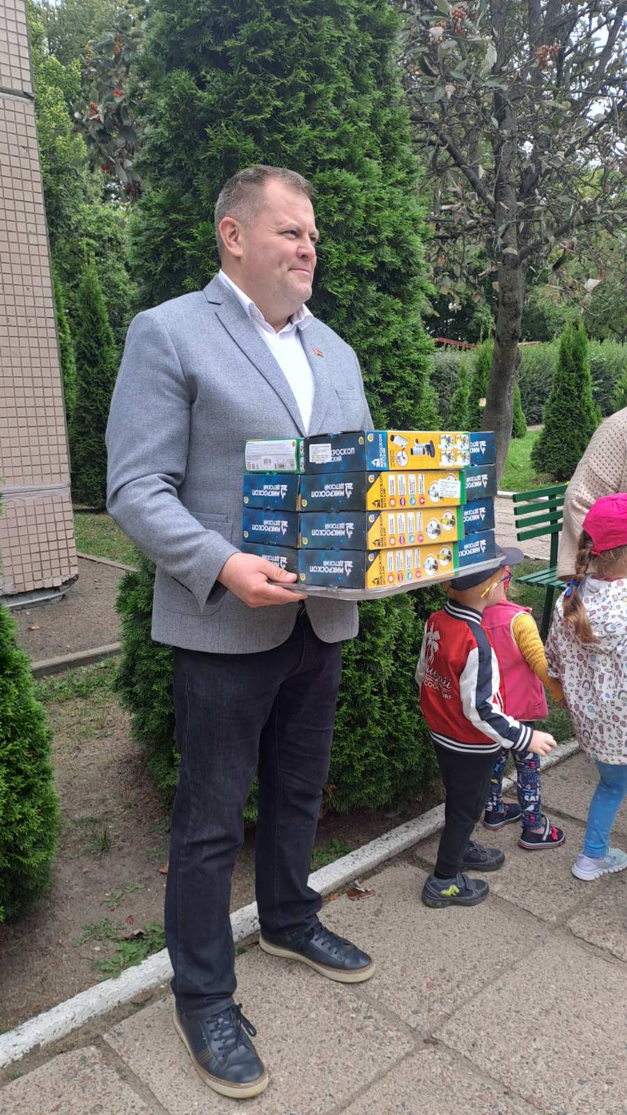 Коллектив ОАО «НИИ Стройэкономика» поздравил подшефное учреждение образования с Днем знаний