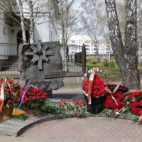 Представители трудовых коллективов ОАО «НИИ Стройэкономика» «ГП «СтройМедиаПроект» и ОАО «Минский Промтранспроект» посетили Парк Дружбы народов, расположенный в Советском районе г. Минска, с целью почтить память жертв Чернобыльской катастрофы.