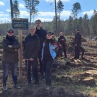 4 апреля 2026 ОАО «НИИ Стройэкономика» приняла участие в республиканской акции «Лес! Добро! Порядок!». Руководство института, лидер профсоюзной организации  и представители молодёжной ячейки благоустраивали территорию Молодечненского лесхоза. Были высажены саженцы сосны и березы.